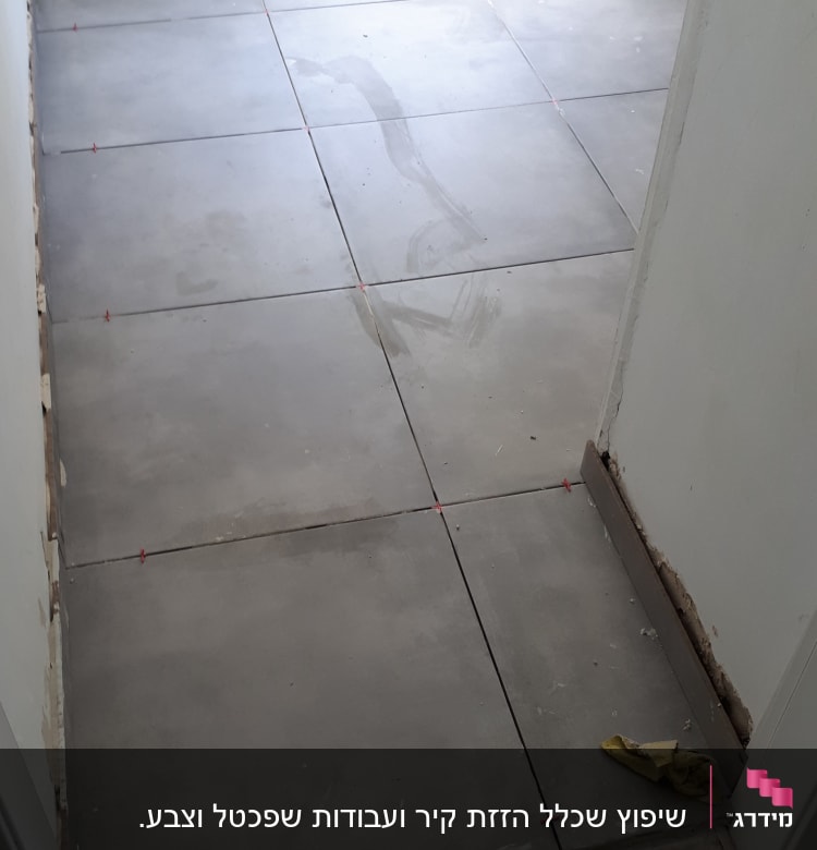 ריצוף חדש עם אריחים אפורים ומרווחים